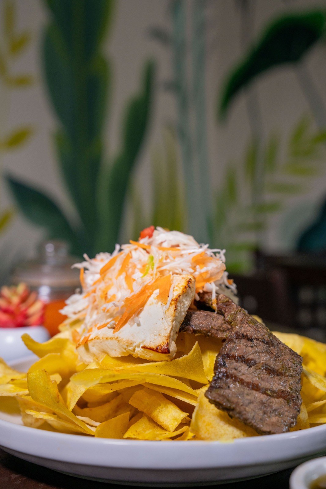 Asado acompañado de tajadas y ensalada
