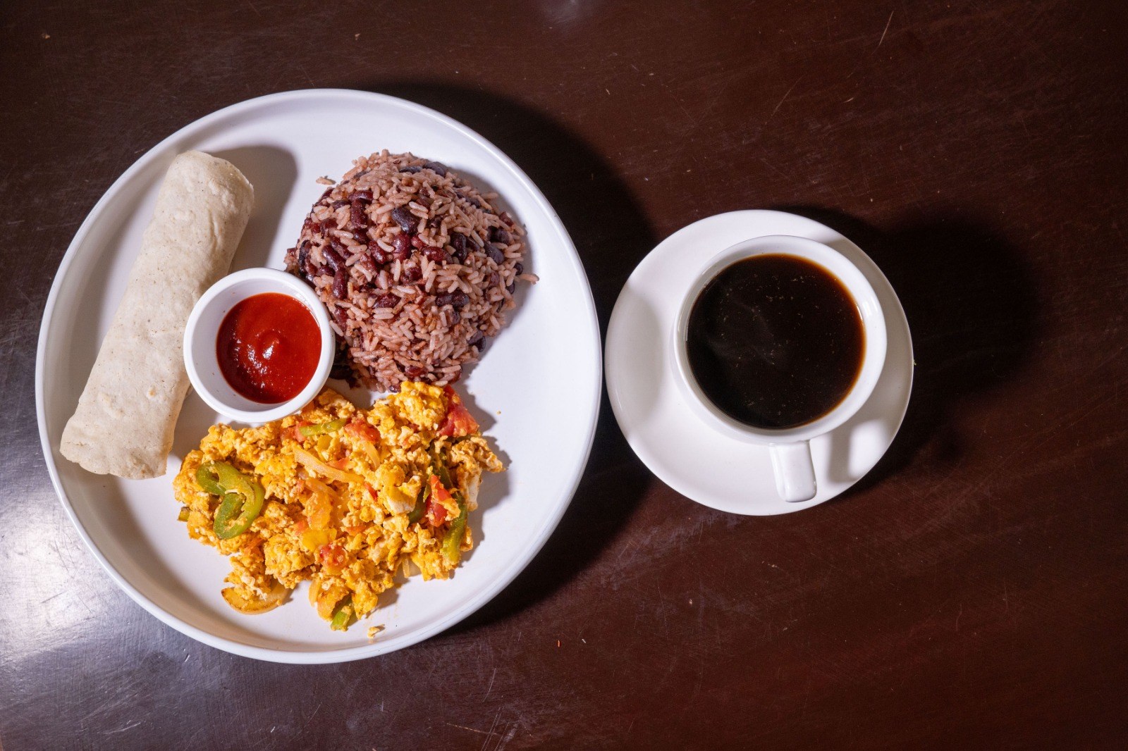 Desayuno con gallopinto, huevo, tortilla y una taza de café