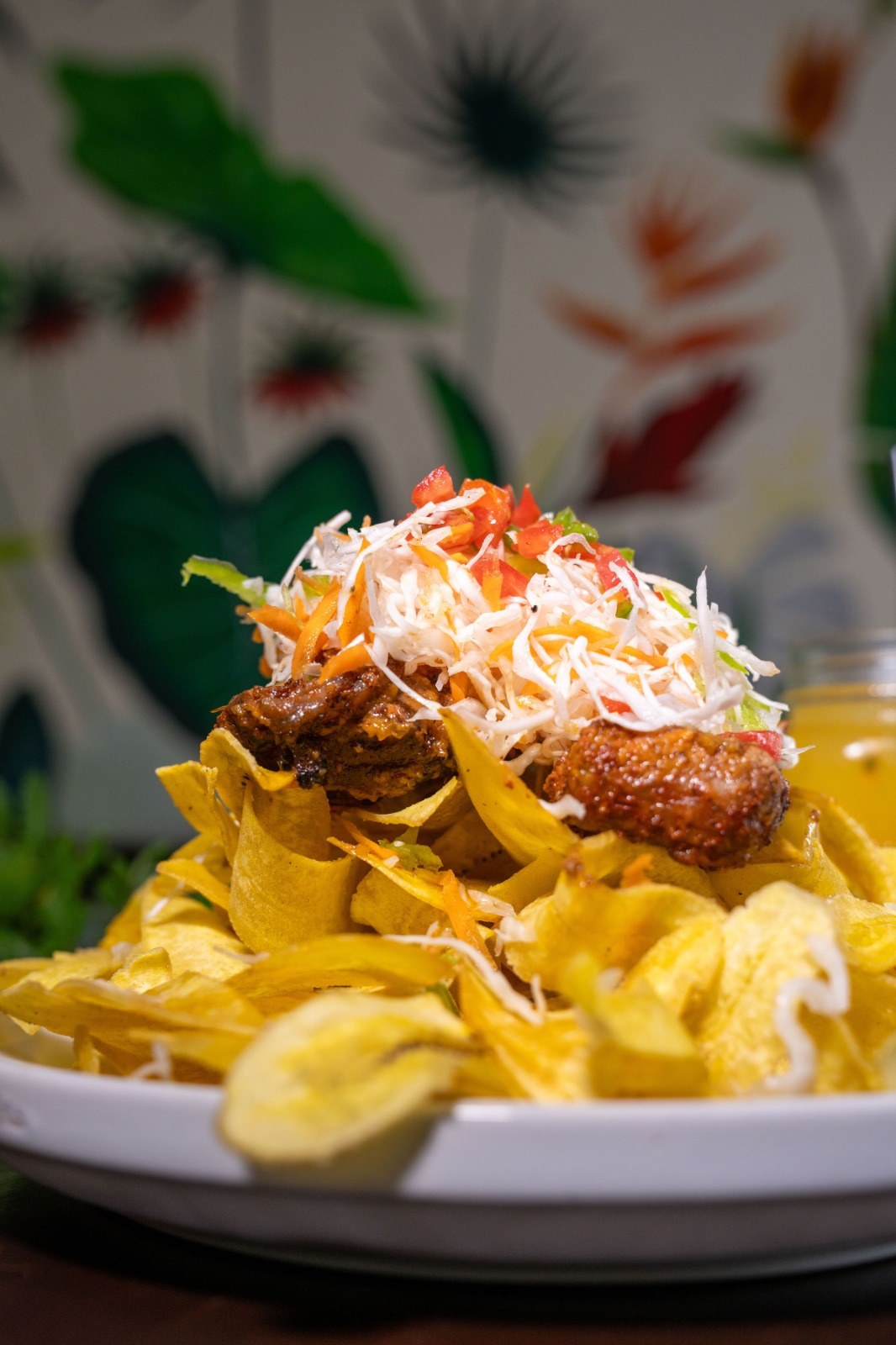 Plato de La Esquina Nica con tajadas doradas y ensalada fresca
