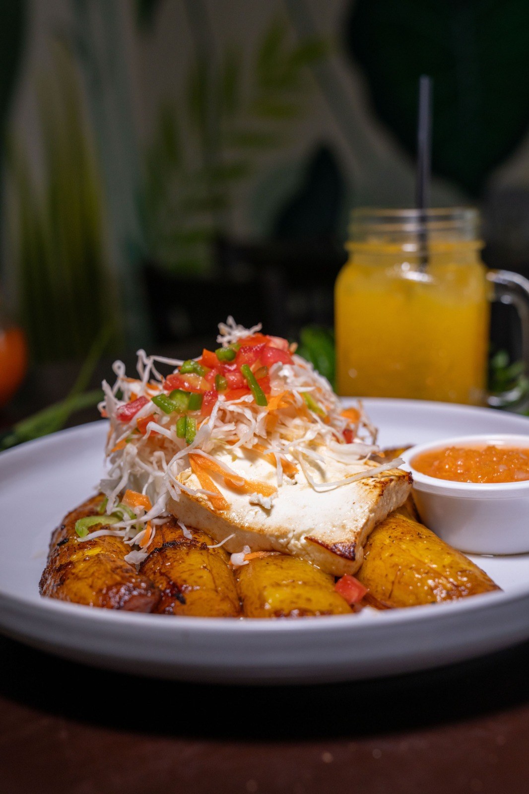 Plato de pollo con tajadas y ensalada de La Esquina Nica